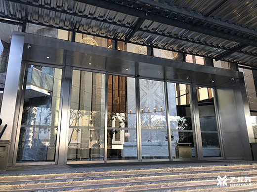 有框门扇-不锈钢烤漆包边玻璃自动门门体样式